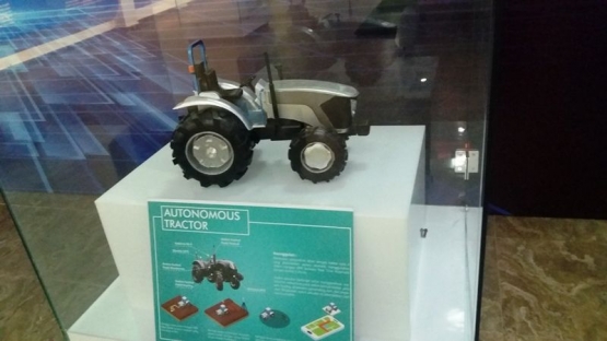 Traktor otomatis tanpa supir dapat meningkatkan produktivitas lahan pertanian dalam Smart Farming (Dokumen Pribadi/Lokasi: Museum Pertanian Bogor)