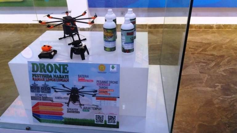 Pemberantasan hama dan penyakit tanaman menjadi lebih efisien dan efektif dengan drone pada Smart Farming (Dokumen Pribadi/Lokasi: Museum Pertanian Bogor)