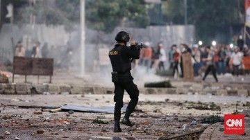 Indonesia kembali menjadi sorotan media asing yang menyoroti kerusuhan dan kekerasan dalam ricuh demonstrasi penolakan hasil pemilu 2019 sejak Selasa (21/5). (CNN Indonesia/Andry Novelino)m