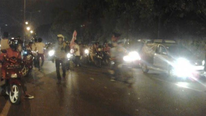 Ratusan remaja Jakarta tampak memenuhi jalan Penjernihan untuk melakukan sahur on the road pada Minggu (20/7/2014) dini hari. - KOMPAS.com/Yohanes de Britho Neonnub