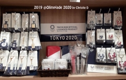 Dokumentasi pribadi - Souvenir official icon Olimpiade 2020, yang berkonsep futuristik khas Jepang ......