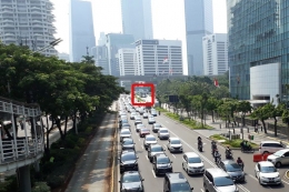 Stasiun MRT Bendungan Hilir (Kotak merah) difoto dari Halte Busway Bendungan Hilir. (Dokpri)