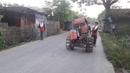  Traktor melintasi jalanan,perlu inovasi teknologi di sektor pertanian(dokpri)