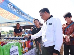 Gubernur SulSel, HM Nurdin Abdullah meninjau produk yang dipasarkan di Rest Area Bantaeng/Dokpri