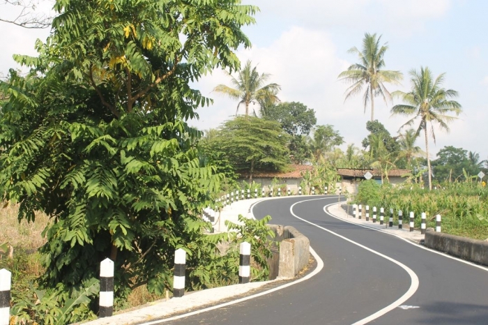 Jalan desa (foto: ko in)