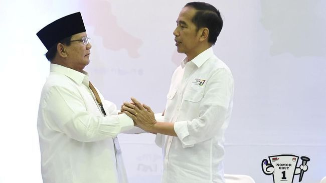 Prabowo dan Jokowi bersalaman