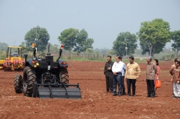 Menteri Pertanian, Andi Amran Sulaiman, saat meninjau autonomis tractor karya peneliti BBP Mektan | dokpri