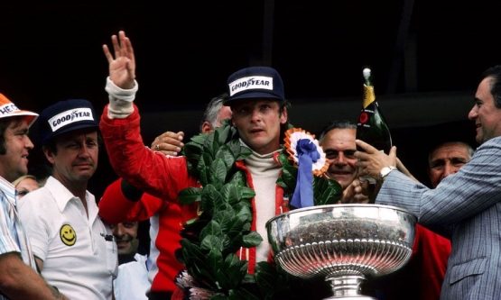Niki Lauda merayakan kemenangannya di GP Afrika Selatan 1977 https://www.formula1.com 