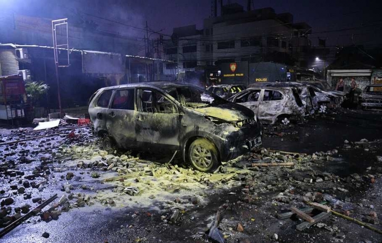 Sejumlah mobil terbakar akibat demo rusuh di Komplek Asrama Brimob, Petamburan, Jakarta Pusat, Rabu, 22 Mei 2019. (Foto: ANTARA FOTO/Sigid Kurniawan)