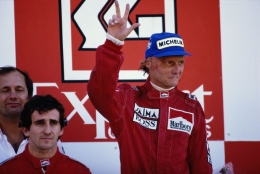 Niki Lauda merayakan gelar juara dunia ketiganya di podium bersama Alain Prost tahun 1984 https://www.formula1.com 