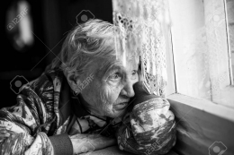 perempuan tua di balik jendela
