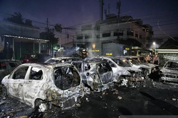 Belasan mobil terbakar (Gambar: bisnis.com)