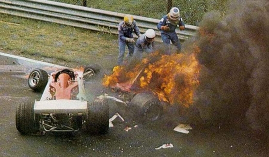 Niki Lauda bersama mobilnya yang terbakar https://www.formula1.com 