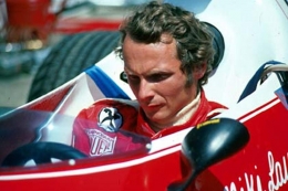 Niki Lauda bersama Ferrari di GP Nurburgring tahun 1975 https://www.formula1.com 