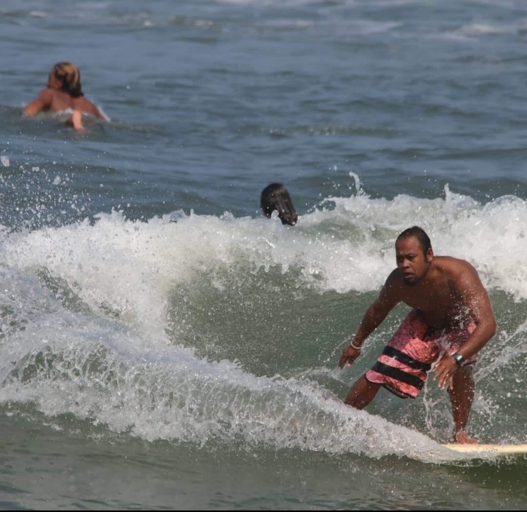 Surfing di Pantai Kedungu