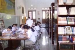 Ilustrasi: [ara siswa membaca di perpustakaan sekolah (Foto:Dok. Pribadi)