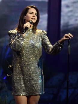 Lana del Rey memiliki kharisma tersendiri dengan lagu-lagunya yang unik (dok. USA Today)