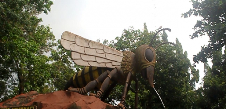 patung lebah di Taman Wisata Lebah Cibubur, Jakarta _ Dokpri