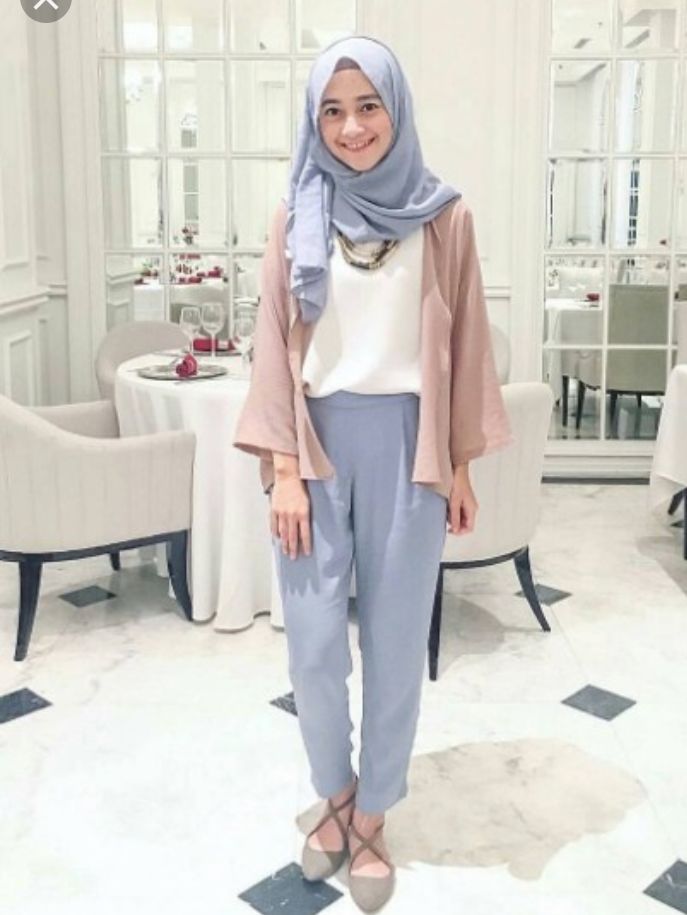 Sesuaikan model busana dengan usiamu. (Sumber Gambar: fashionmuslim.info).