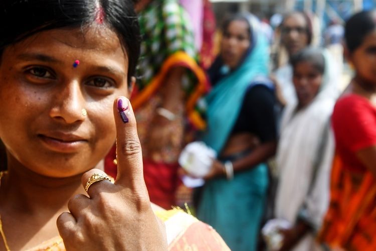 Seorang pemilih di India berpose dengan tinta di tangan setelah selesai melakukan pencoblosan di TPSnya untuk pemilihan umum. (Sumber: kompas.com)