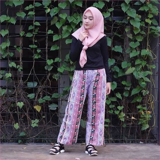 Memakai busana yang simpel, agar tidak ribet saat akan berwudlu untuk salat magrib. (Sumber Gambar: Galeri Jilbab).