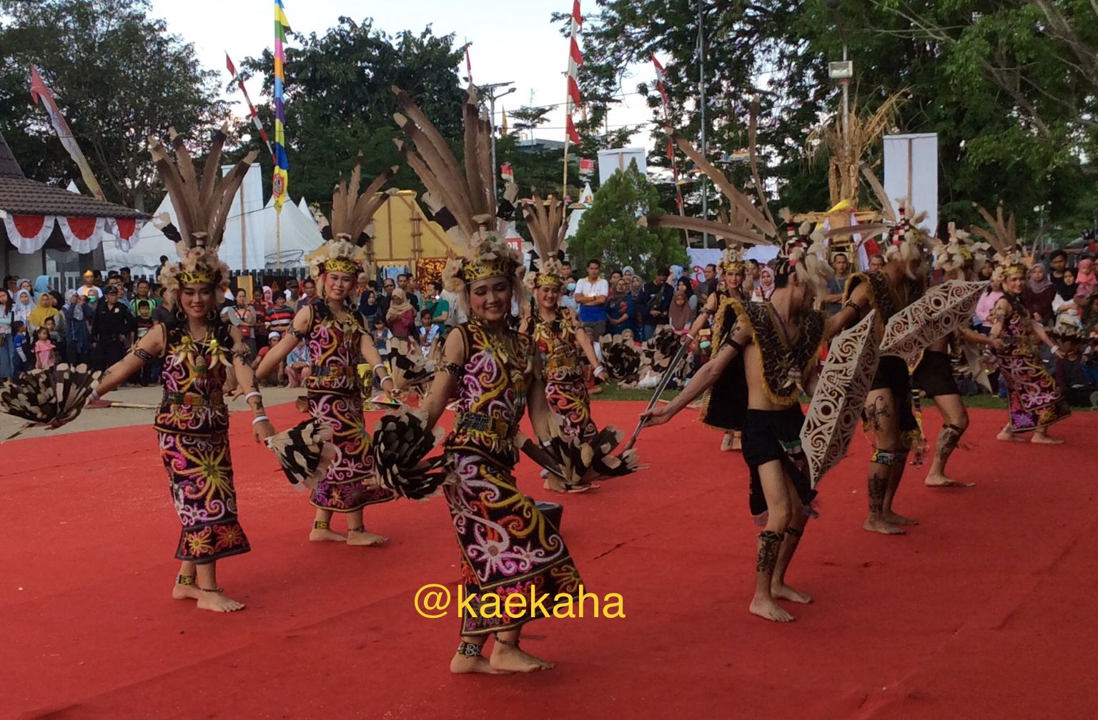 Basambang Budaya, Warna-warni Pakaian Penari Tradisional Dayak  (dokpri)