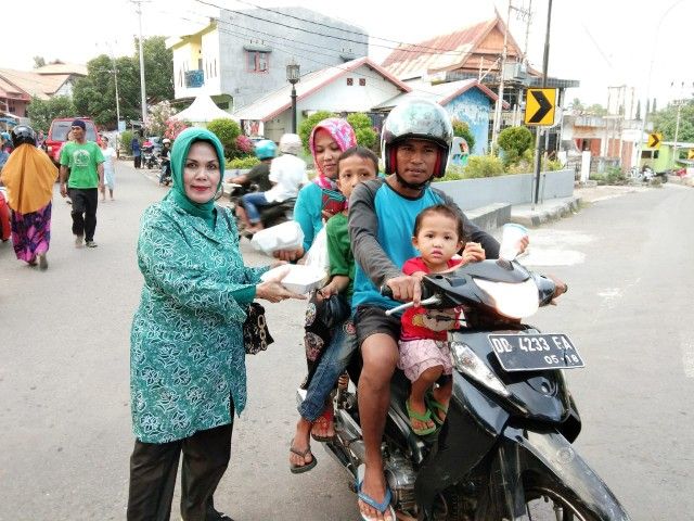 OOTD Muliati Anwar dengan seragam khas hijau tosca.