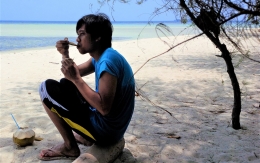 Menikmati kelapa muda di Pulau Cemara Kecil. Jangan lupa bawa uang cash yang cukup jika ingin seperti saya, hehehe | Dokumentasi Pribadi