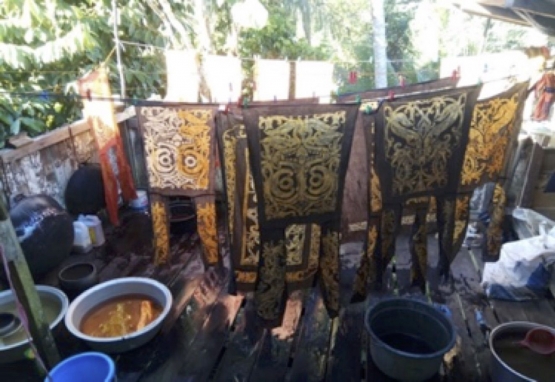 Desain Tradisional pada Batik Pewarna Alam ( Theresia Eko)