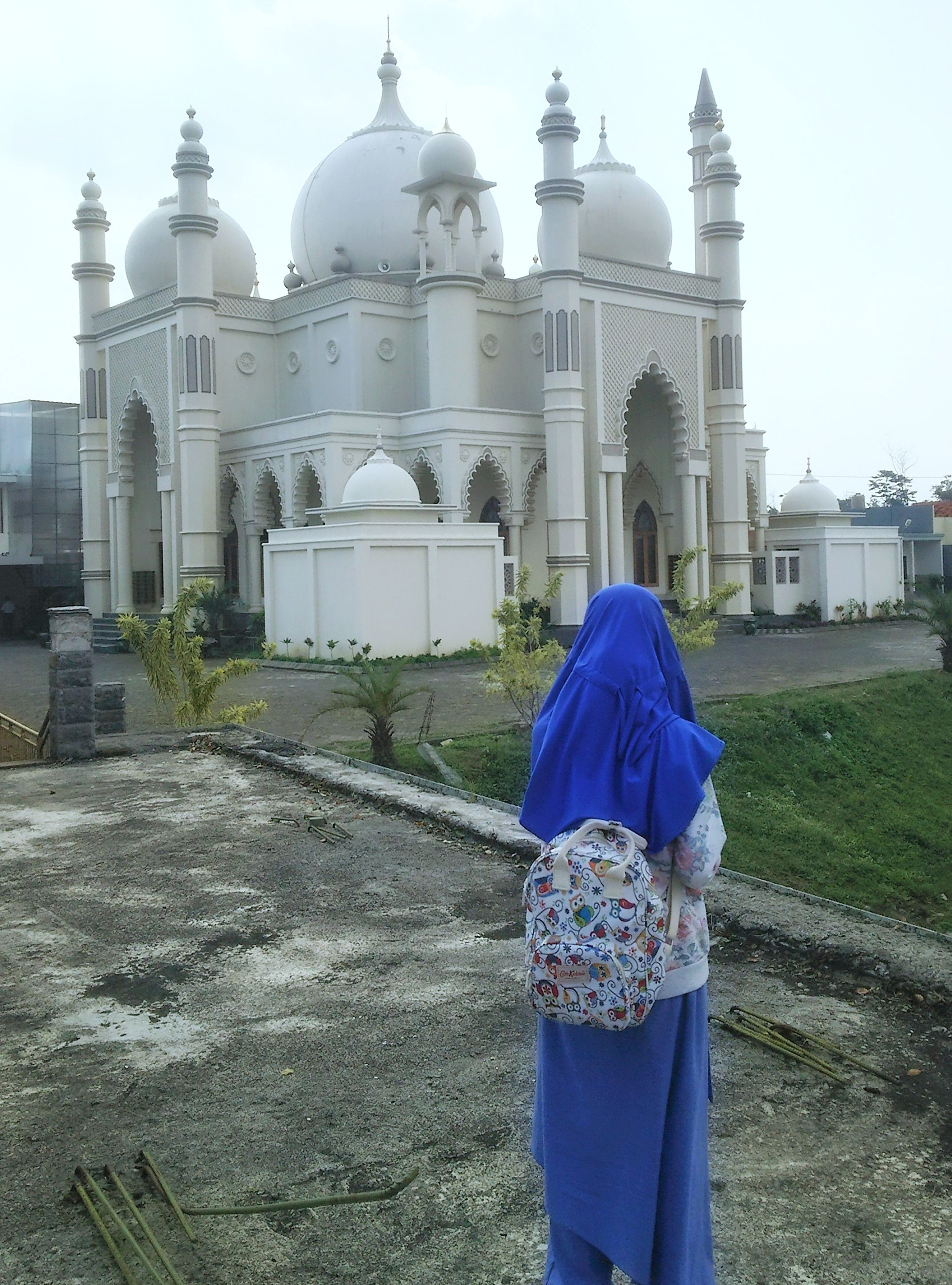 warna biru dari jilbab dan celana lebar kontras dengan latar belakang yang putih (dokumentasi Himam Miladi)