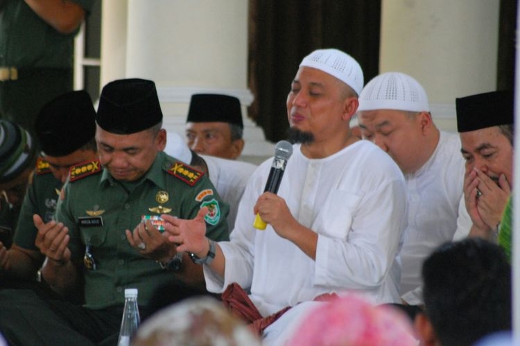 Pimpinan Majelis Az-Zikra Arifin Ilham (berbaju putih, pegang mikrofon), saat memberikan ceramah dan doa bersama di Makorem 061 Bogor, Jawa Barat, Jumat (5/5/2017).(KOMPAS.com/RAMDHAN TRIYADI BEMPAH)