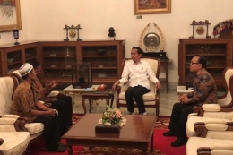 Presiden Joko Widodo di Istana Merdeka Jakarta, Jumat (24/5/2019) sore, menerima dua pedagang kelontong yang menjadi korban rusuh 22 Mei 2019 lalu | Kompas.com