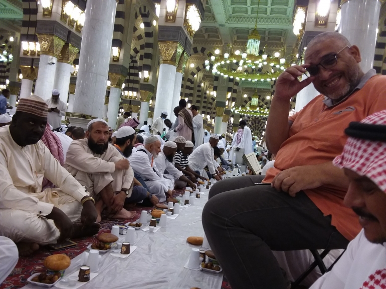 Berbagai bangsa buka puasa bersama di Masjid Nabawi. Keindahan Islam dirasakan di sini. Foto | Dokpri