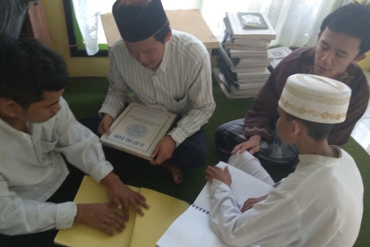 para tuna netra belajar al Qur'an huruf braille