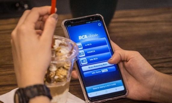 Membuka rekening baru via BCA Mobile bisa dilakukan kapan saja dan dimana saja. Bahkan saat sedang menunggu pesanan makan siang yang tak kunjung datang. | Dokumentasi instagram goodlifebca