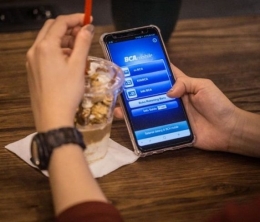 Fitur Buka Tabungan di BCA Mobile memungkinkan untuk dilakukan pembukaan rekening dimanapun dan kapanpun. Bahkan sambil menikmati kopi sekalipun, (sumber gambar : IG @GoodLifeBCA )