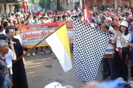 Bendera start dikibarkan menandai dimulainya jalan sehat HUT ke 55 Paroki St. Yosep Purwokerto (280519)