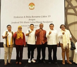 Direktur Organisasi, Laksamana Iskandar Sitompul, Wasekjen Cakra 19 bersama Ketua Umum beserta pengurus Maluku Voor Jokowi