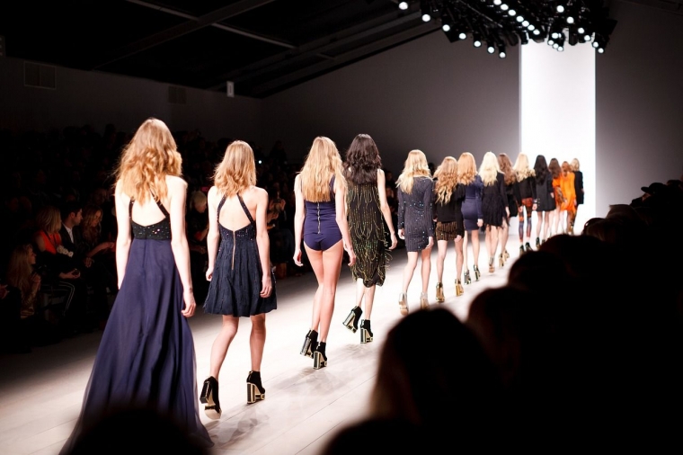 Para model yang berjalan di Catwalk (Sumber: Pixabay.com)