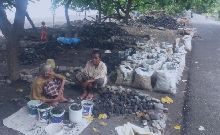 Habibah Abubakar dan Uminia sedang memecahkan batu di Selatan Taman Renungan Bung Karno, Ende | Dokpri