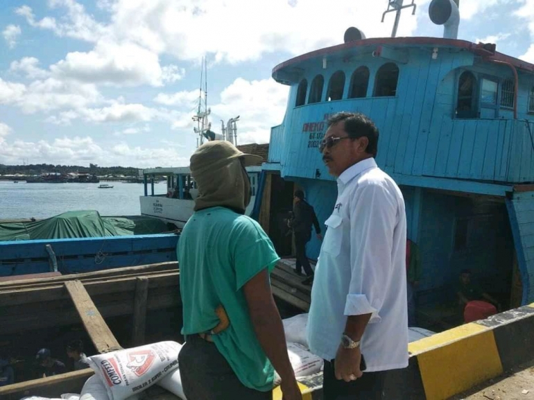 Gubernur Nurdin berbincang dengan buruh di Pelantar 2 Tanjungpinang saat meninjau sembako. (Dokpri)