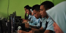 Siswa kelas XII SMK NU Ungaran, Kabupaten Semarang, Rabu (30/3/2016) tengah melakukan simulasi ujian nasional berbasis komputer (UNBK).(Kompas.com/ Syahrul Munir) 