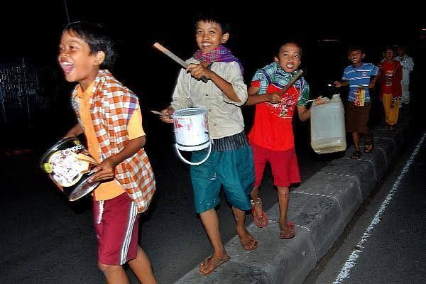 Anak-anak Membangunkan Sahur - anakui.com