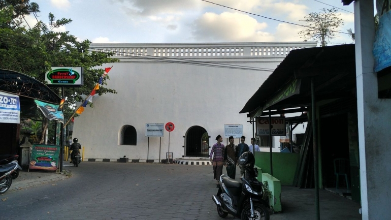 Santri Ponpes Al Munawwir Krapyak sedang berjalan-jalan saat waktu rehat menjelang salat Magrib. - Dokpri