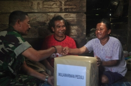 Danramil 0906-08/Muara Kaman Kapten Inf Sutikno memberikan bantuan kepada Bapak Poniran, warga Dusun Sido Mulyo RT25, Kecamatan Muara Kaman