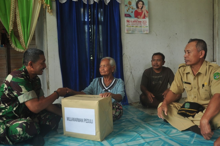 Danramil 0906/08 Muara Kaman Kapten Inf Sutikno memberikan bantuan sembako kepada Ibu Panirem warga Dusun Buana Mekar RT19 Desa Sidomukti, Kecamatan Muara Kaman
