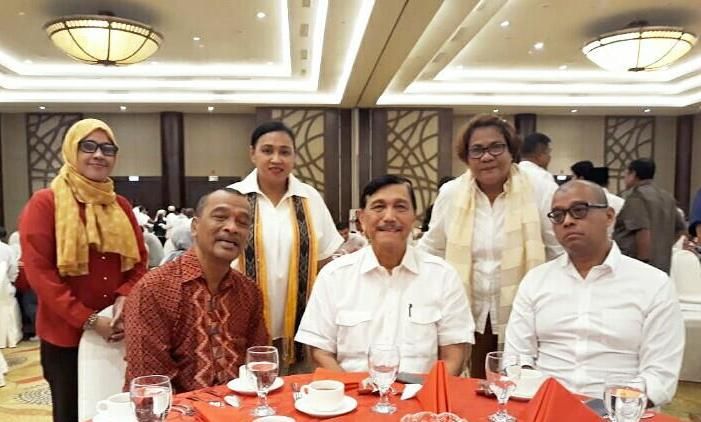 Foto bersama Ketua Umum MVJ James Talakua, Pembina Cakra 19 Jenderal TNI (Purn) Luhur Binsar Pandjaitan, Ketua Umum Cakra 19, Andi Widjajanto usai buka puasa bersama di Discovery Hotel, Jakarta, pada Jumat (24/05).