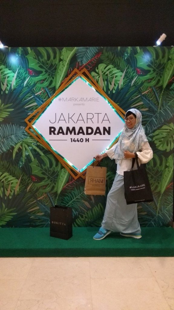 Ini gaya teman saya Anna yang memadupadankan pakaian berwarna biru dengan kerudung dan sepatu yang digunakannya. (dok. anna)