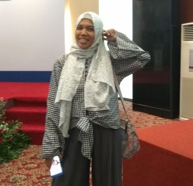 Blouse sederhana dengan lengan terompet juga manis digunakan untuk kegiatan ngabuburit dan berbuka puasa (dok.windhu)