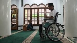 Seorang penyandang disabilitas tetap menjalankan kewajibannya sebagai seorang muslim